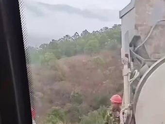 自上料搅拌车作业视频
