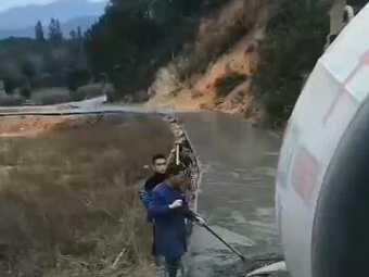 自上料搅拌车作业视频